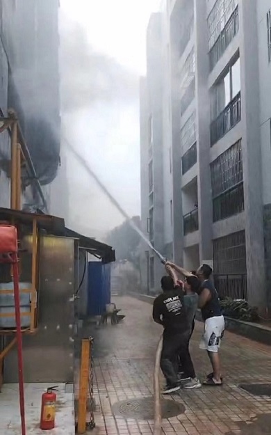 云南保全保安員  臨危不懼、奮勇當(dāng)先、勇敢撲滅火災(zāi)