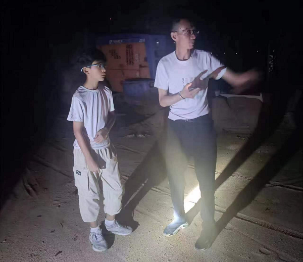 云南保全保安員幫助走失男孩找到家人